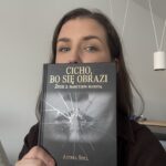 „Cicho, bo się obrazi” autorstwa Astra Still
