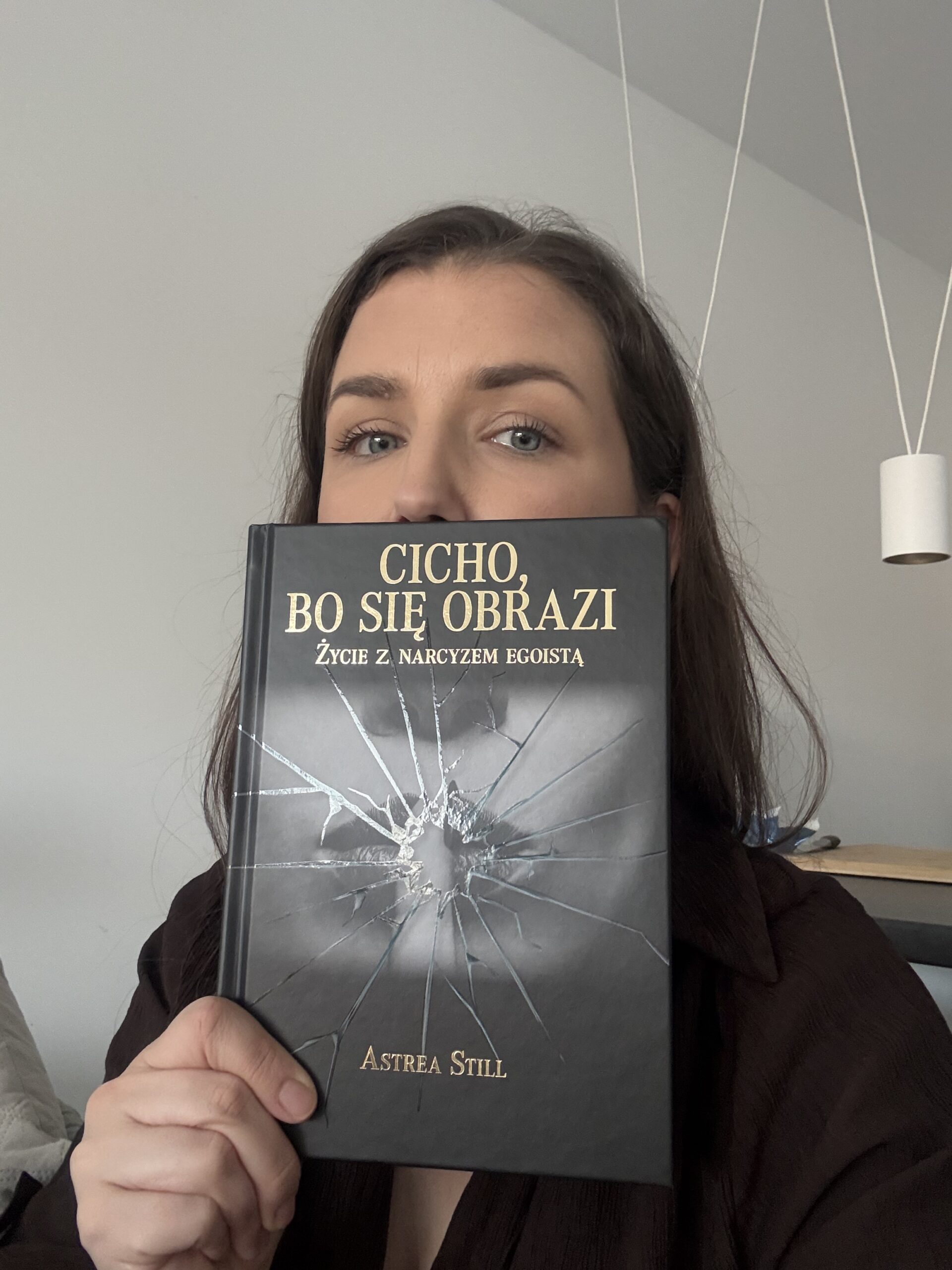 „Cicho, bo się obrazi” autorstwa Astra Still